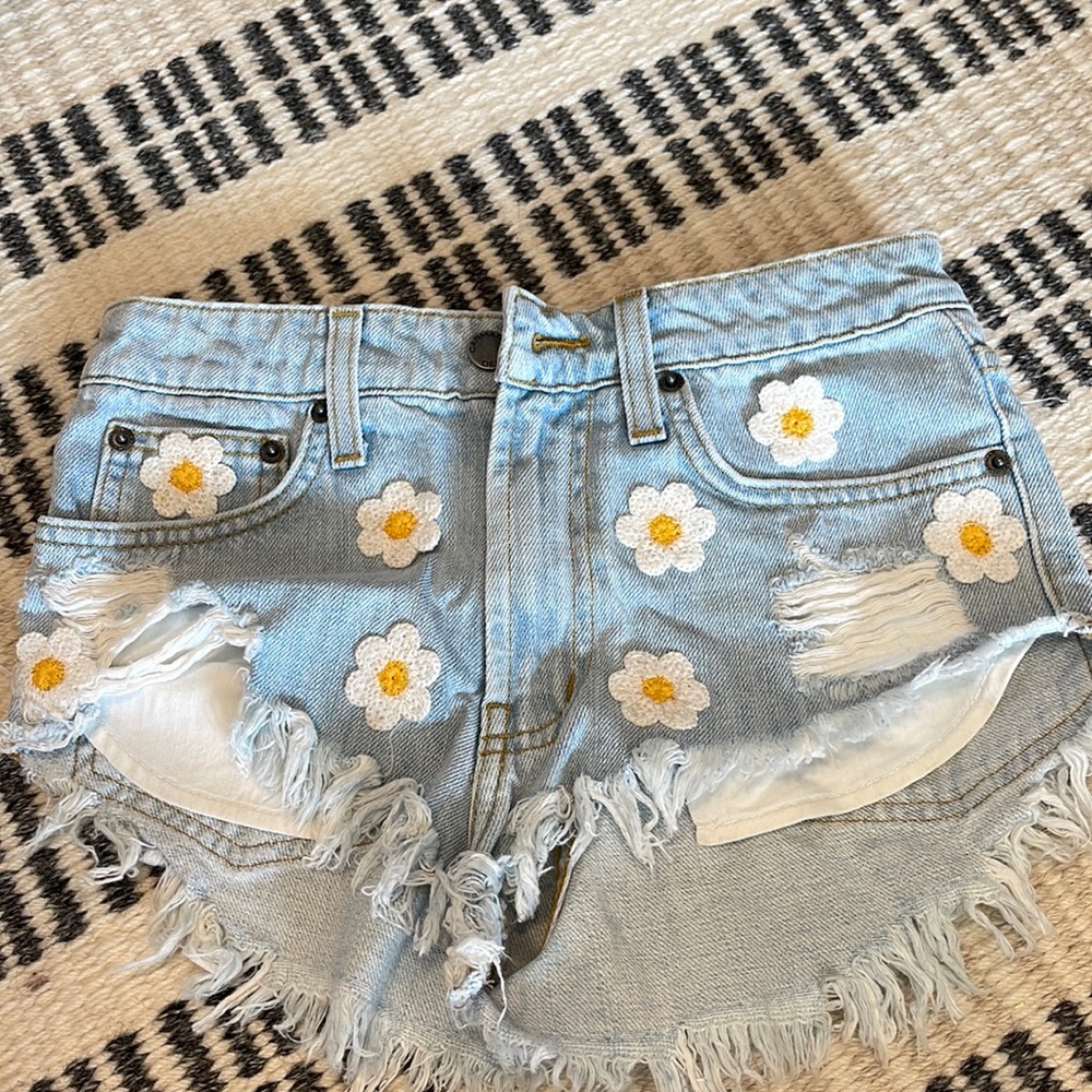 CAMAR denim MOGAN DAISY EMBROIDERED DENIM SHORTS size 23